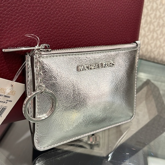 MICHAEL KORS
Jet Set Travel Small Top Zip Coin Pouch With ID
Silver 
NWT - Picture 11 of 16